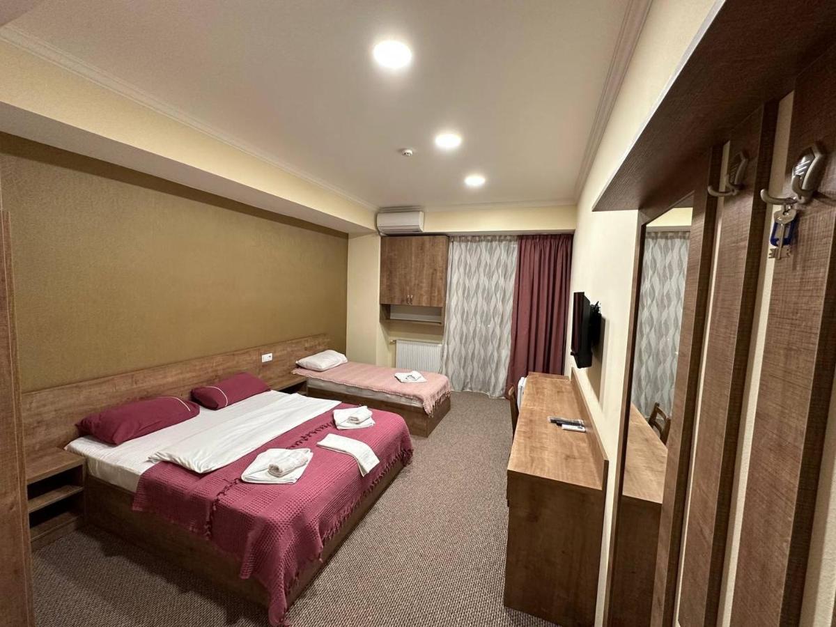5 Rooms Near 300 Aragveli Metro Station Tbilisi Exterior foto