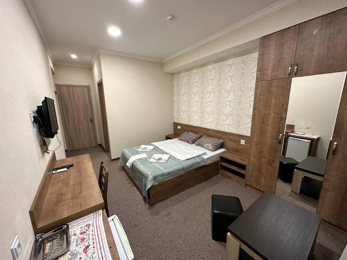 5 Rooms Near 300 Aragveli Metro Station Tbilisi Exterior foto