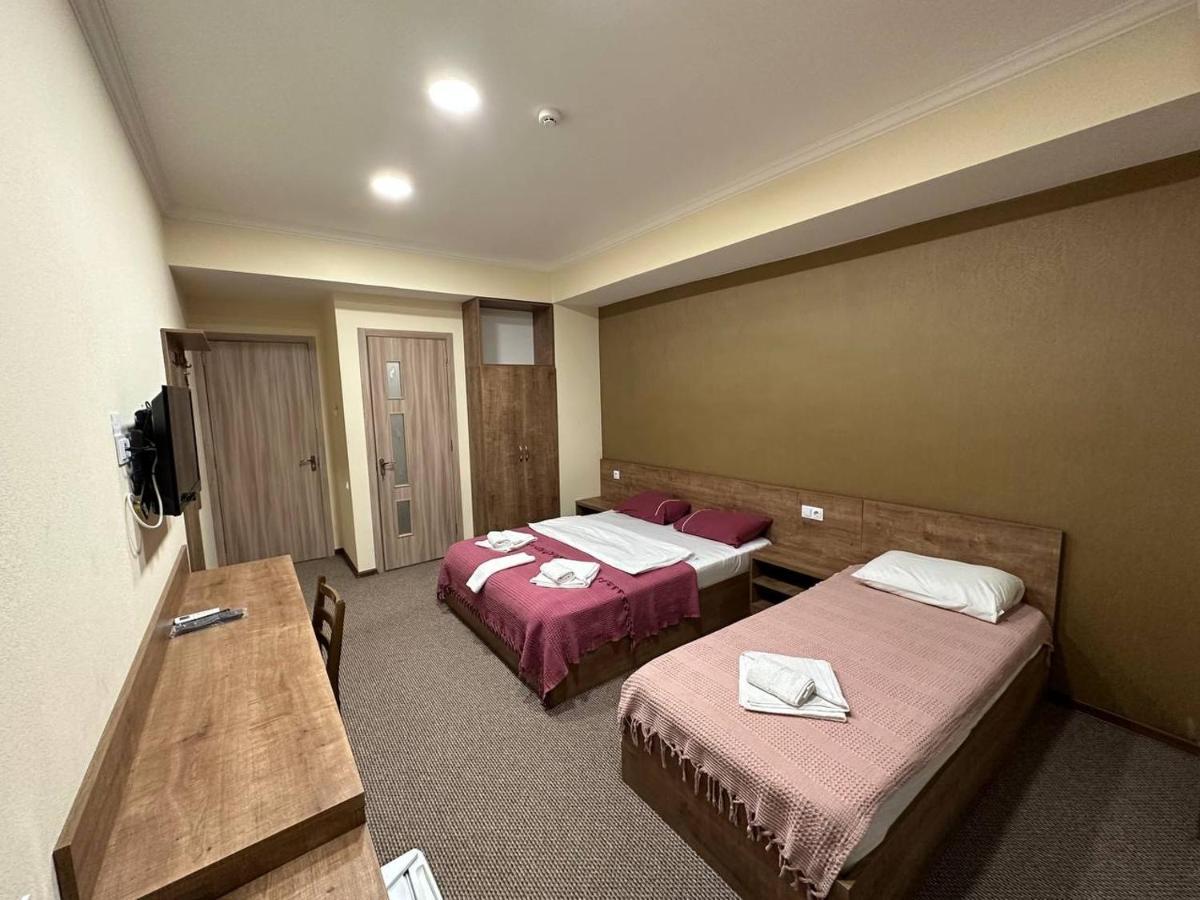 5 Rooms Near 300 Aragveli Metro Station Tbilisi Exterior foto