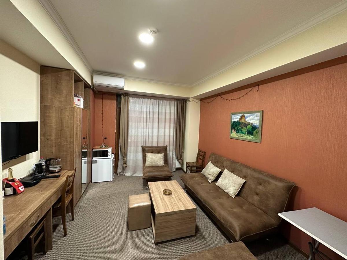5 Rooms Near 300 Aragveli Metro Station Tbilisi Exterior foto
