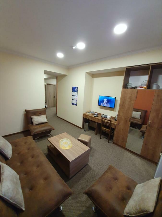 5 Rooms Near 300 Aragveli Metro Station Tbilisi Exterior foto